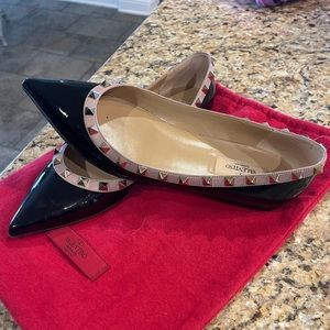 Valentino Garavani
Patent Rockstud Ballet Flats - size 39 (9). Black/Poudre.